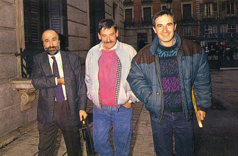 Iñaki Esnaola, Jon Idigoras eta Josu Muguruza, Madrilen, 1989ko azaroaren 20an. Esnaola larri zauritu eta Muguruza hil egin zuten argazki hau
    hartu eta ordu gutxitara.