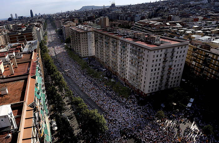 Bartzelonako Meridiana Diadan, jendez lepo. EFE/Alberto Estévez