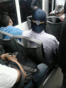 Morroi bat, atzo, Metrobusean.