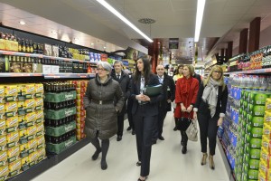 Lourdes Goikoetxea kontseilaria Mercadonaren Antsoaingo saltokiaren inaugurazioan, 2013ko urtarrielan.