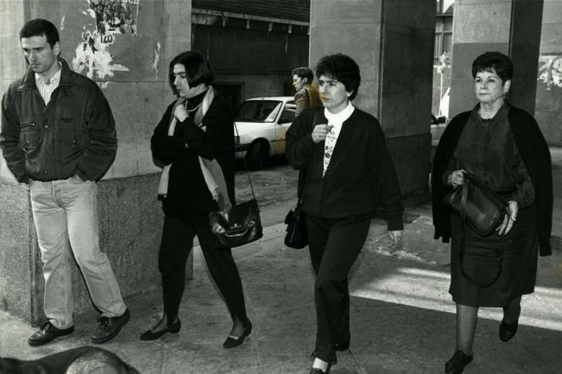 Teresa Aldamiz, Santi Brouarden alarguna (eskuinean), bere seme-alabekin (Santi, Edurne eta Teresa), epaiketara sartzen, 1993ko maiatzean