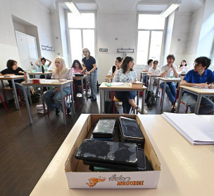 Araba, Bizkai eta Gipuzkoako Lehen Hezkuntzako ikastetxe gehienek debekatu egin dituzte sakelakoak