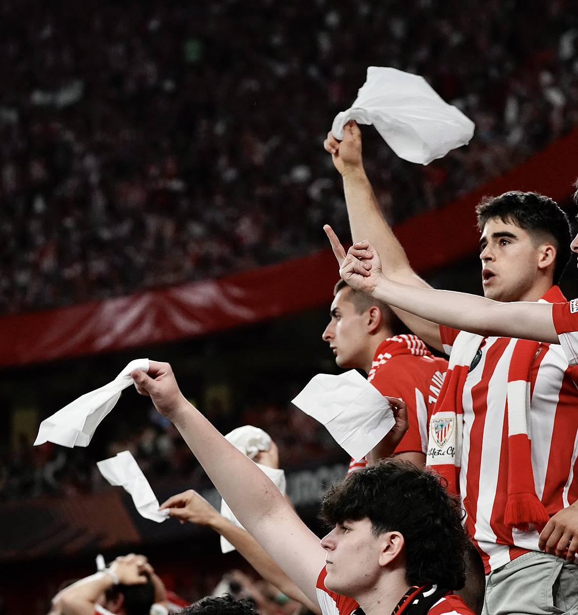 Futbol zelaietan entzuten diren garrasiak normalak al dira?