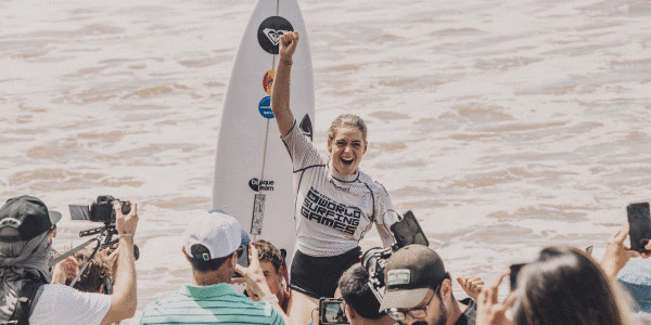Janire Gonzalez-Etxabarri «pixkanaka» ari da barneratzen munduko surf txapelduna dela