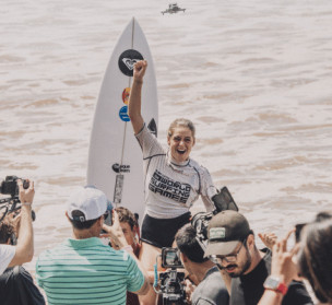 Janire Gonzalez-Etxabarri «pixkanaka» ari da barneratzen munduko surf txapelduna dela