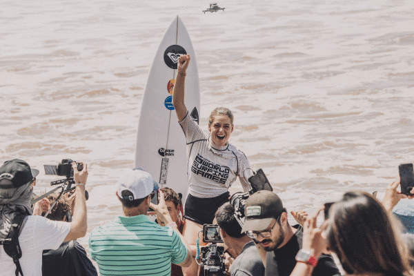 Janire Gonzalez-Etxabarri «pixkanaka» ari da barneratzen munduko surf txapelduna dela