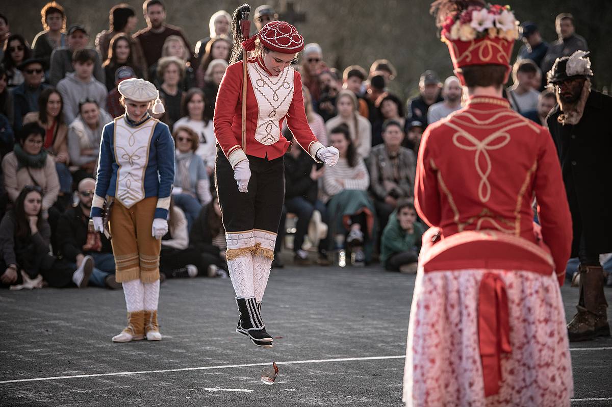 Maskaradak abian, euskara ardatz