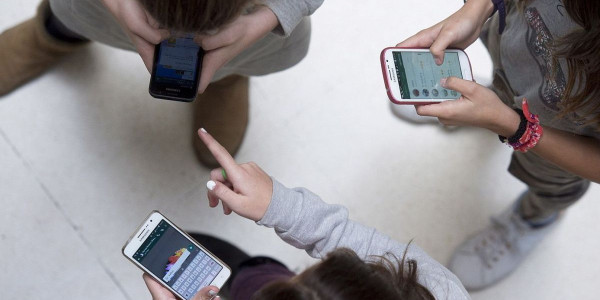 Frantzian lehen pausoa eman dute 15 urtetik beherakoei sare sozialak debekatzeko