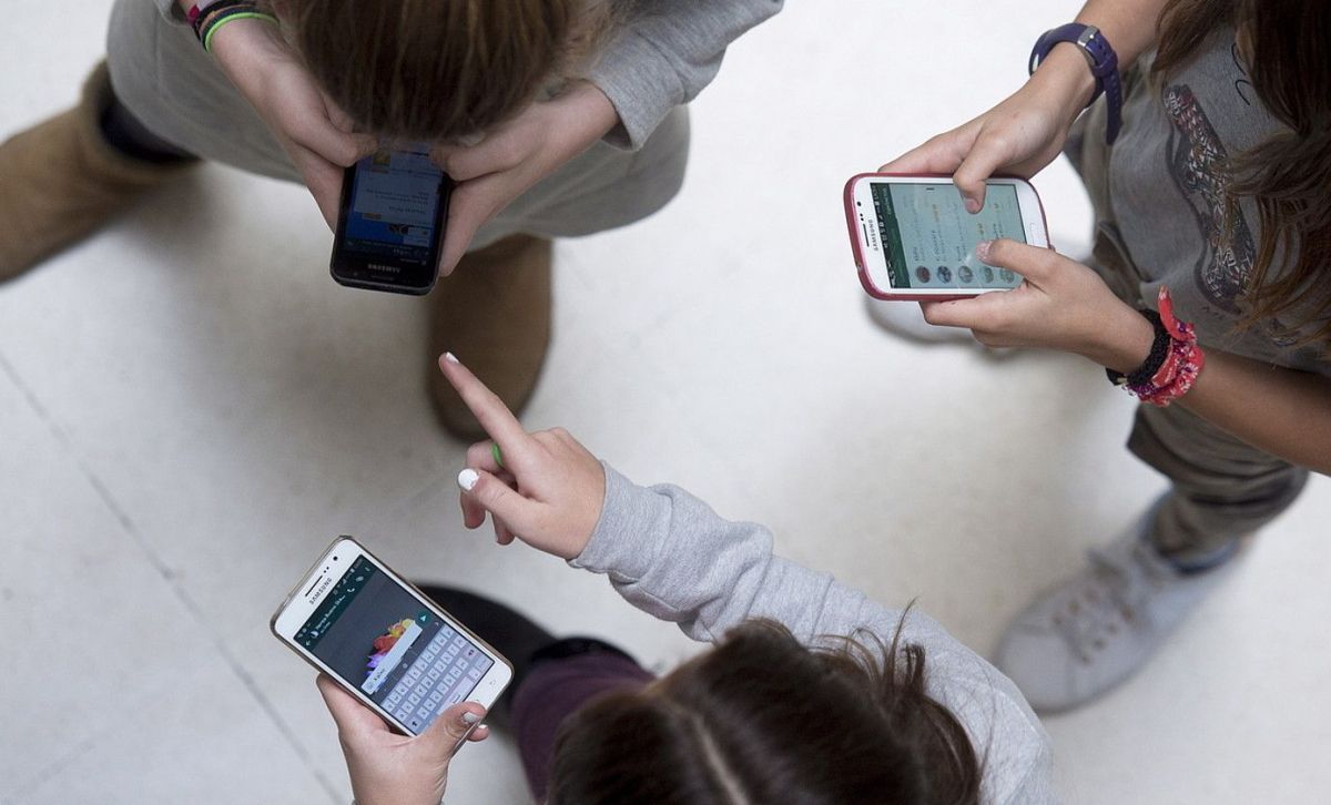 Frantzian lehen pausoa eman dute 15 urtetik beherakoei sare sozialak debekatzeko