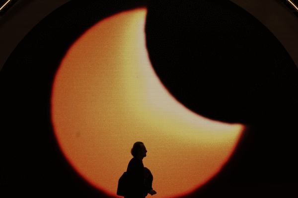 Gorde eguna: abuztuaren 12ko eguzki eklipsean, bat-batean gaua etorriko da!