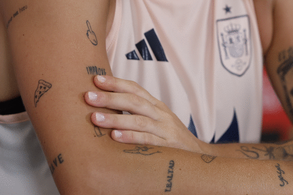 Tatuajeen tintak immunitate sistema ahuldu dezakeela ondorioztatu dute ikerketa batean