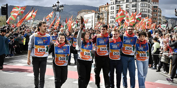 Zazpi gaztek irakurritako mezu ozen batekin amaitu da Korrika: «Euskara gara eta hemen gaude»