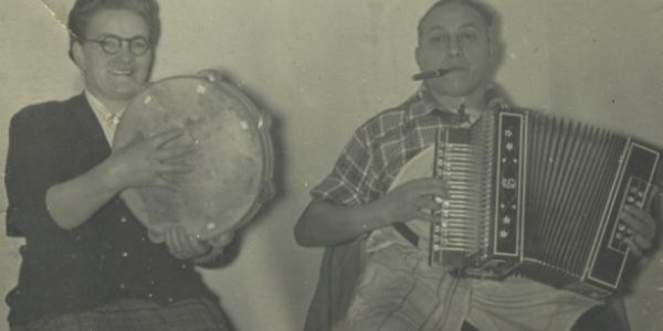 «Irrintzietan erreferente da oraindik Primi Erostarbe; hitzak sartzen zituen erdian»