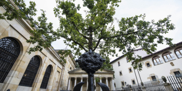 Sei urte gehiago ereserki nazionalik gabe