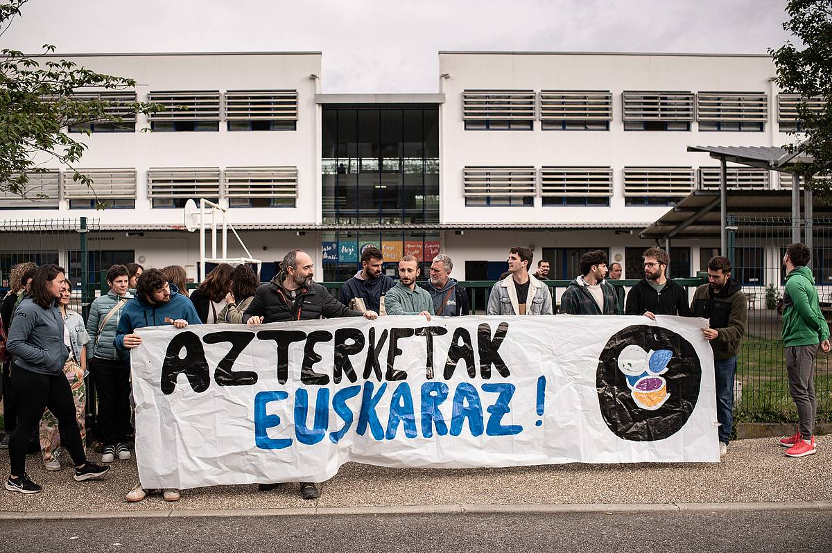 Euskarazko azterketak zuzenduko dituztela-eta, mobilizazioak bertan behera utzi ditu Seaskak