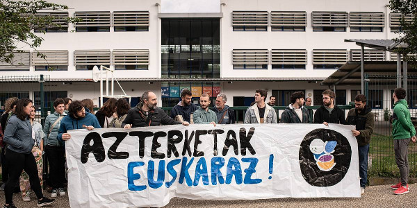 Euskarazko azterketak zuzenduko dituztela-eta, mobilizazioak bertan behera utzi ditu Seaskak