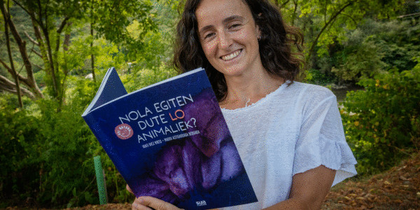 «Pinguino papozuria da xelebreena; lau segundoan behin esnatzen da kumeak zaintzeko»