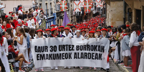Hondarribiko alardean sartzen saiatu ziren lehen emakumeak omendu ditu Jaizkibelek