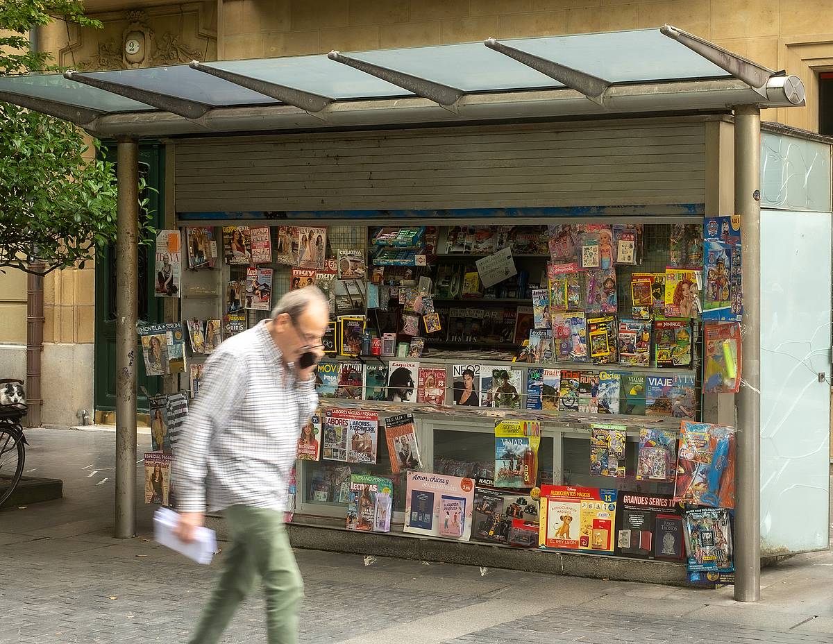Egunkariak eta aldizkariak saltzen dituzten kioskoak desagertzen ari dira hirietan
