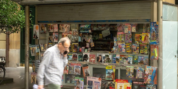 Egunkariak eta aldizkariak saltzen dituzten kioskoak desagertzen ari dira hirietan