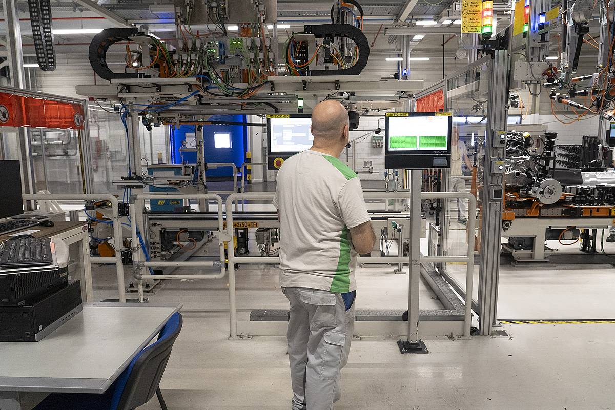 Iruñeko Volkswageneko fabrikan ibilgailu bat egiten dute berrogeita hamabost segundoan behin