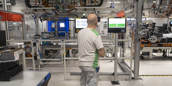Iruñeko Volkswageneko fabrikan ibilgailu bat egiten dute berrogeita hamabost segundoan behin