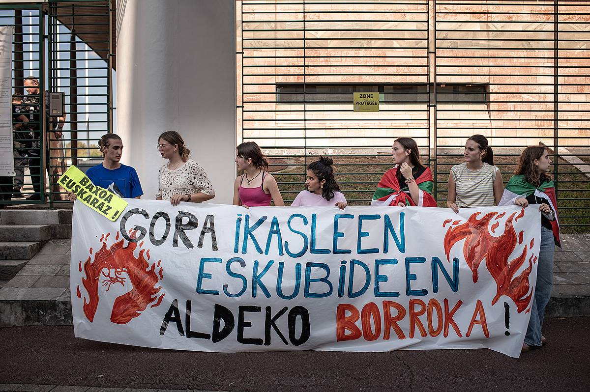 Ikasleak protestan, hezkuntzarako baliabideak eskatu eta ikastetxeen baldintzak salatzeko