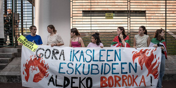 Ikasleak protestan, hezkuntzarako baliabideak eskatu eta ikastetxeen baldintzak salatzeko