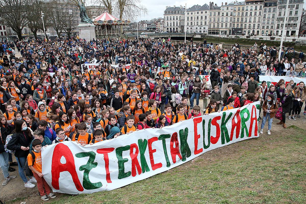 Brebeta eta baxoa osoki euskaraz egitea ukatu diete