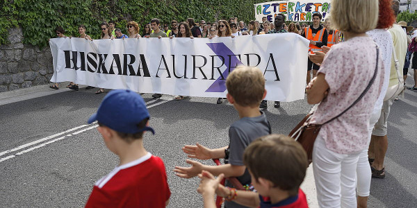 Zortzi elkarrizketatik bat egiten da euskaraz kalean