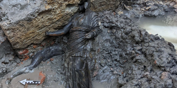 Etruskoen eta erromatarren garaiko 24 estatua aurkitu dituzte Italian