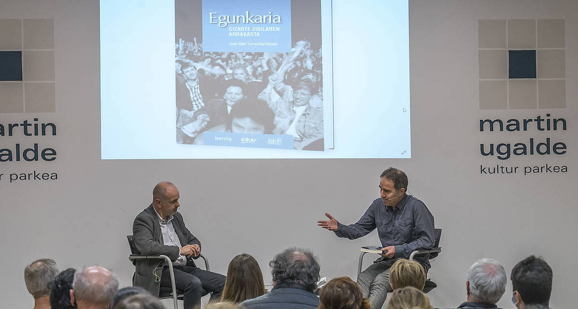 'Euskaldunon Egunkaria'-ri buruzko Joan Mari Torrealdairen lekukotza liburu bihurtuta