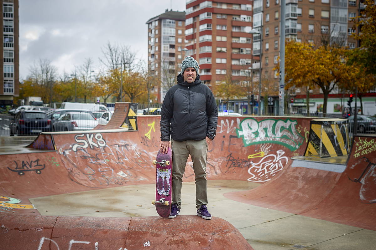 Adrian Martinez: «Skatean erori egin behar da ikasi ahal izateko»