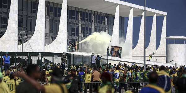 Bolsonaroren jarraitzaileek Brasilgo Kongresua hartu dute
