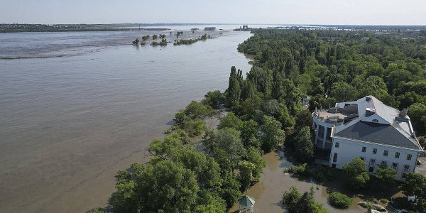 Dnieperko presa suntsitzearen ondorioz, 40.000 lagun inguru uholdeak nozitzeko arriskuan