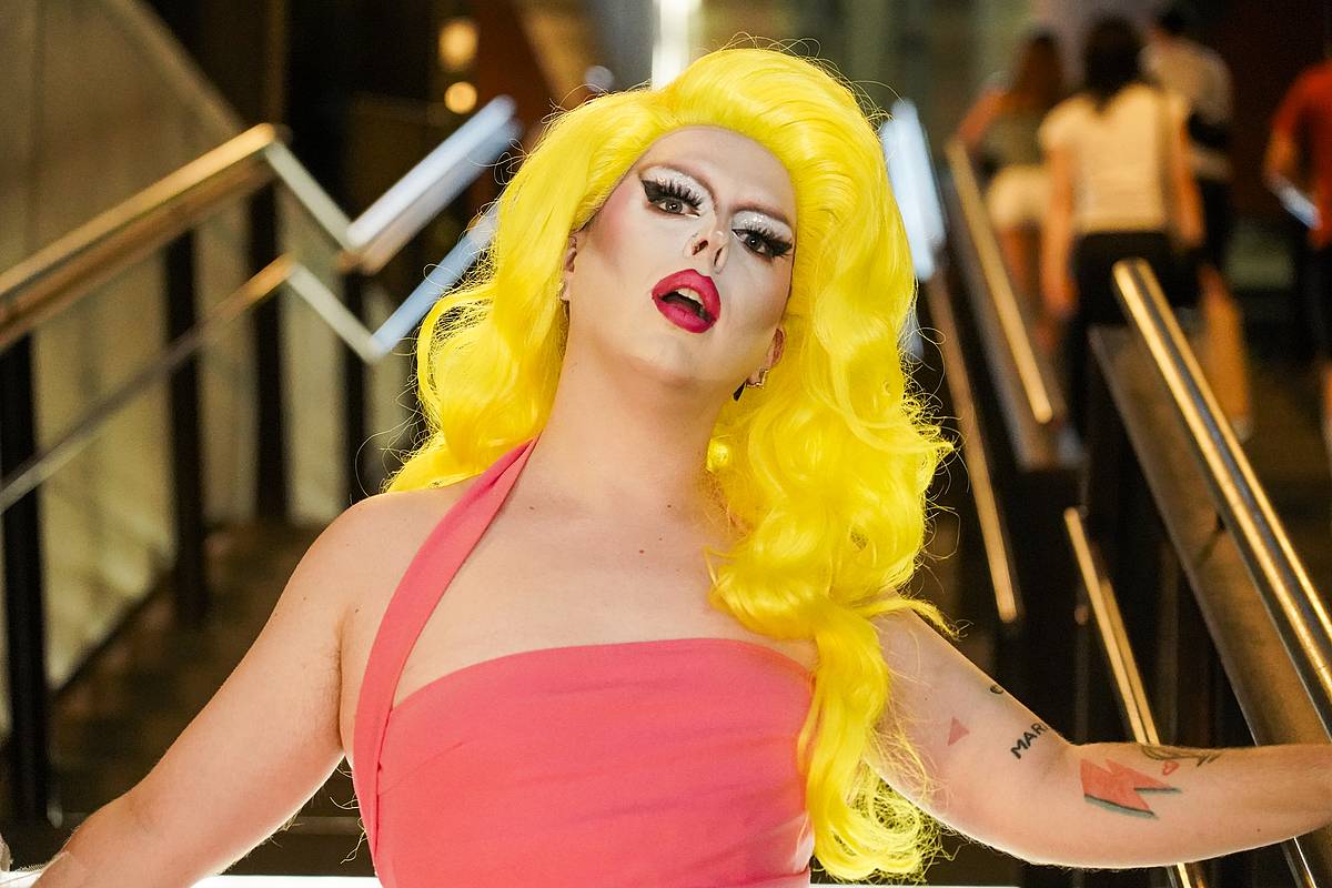 Albina Stardust, 'drag' artista: «'Drag'-ak aske egiten gaitu»