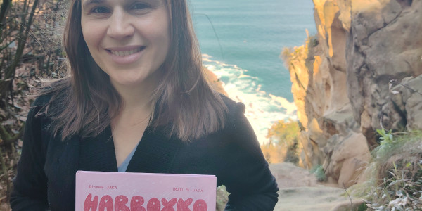 Oihane Jaka, idazlea: «Kolore guztiak guztiontzat direla aldarrikatzen du liburuak»