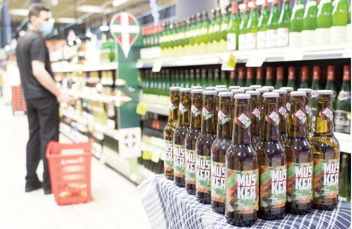 Musker sagar freskagarri botilak, Eroski kooperatibaren saltoki bateko apal batzuetan. EROSKI