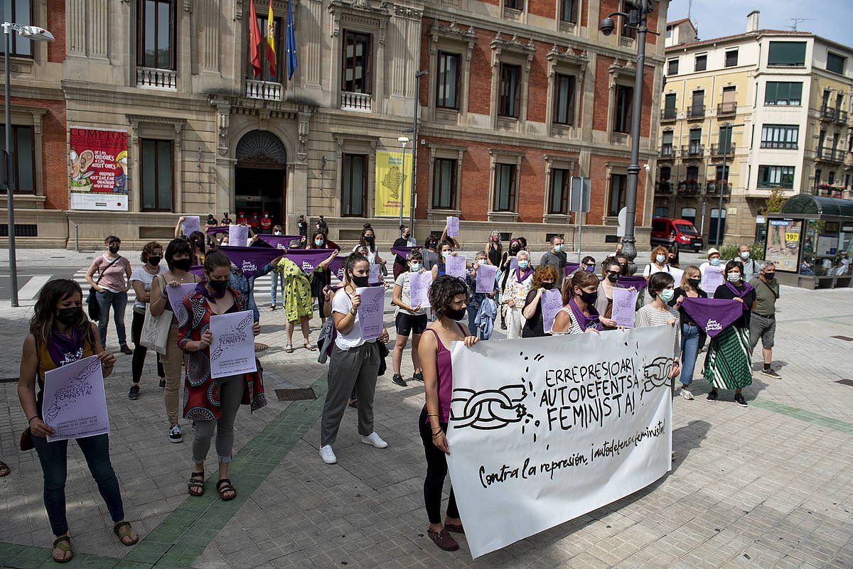 Nafarroako mugimendu feministako kideak, Nafarroako Parlamentuaren aurrean egindako agerraldian. IñIGO URIZ / FOKU
