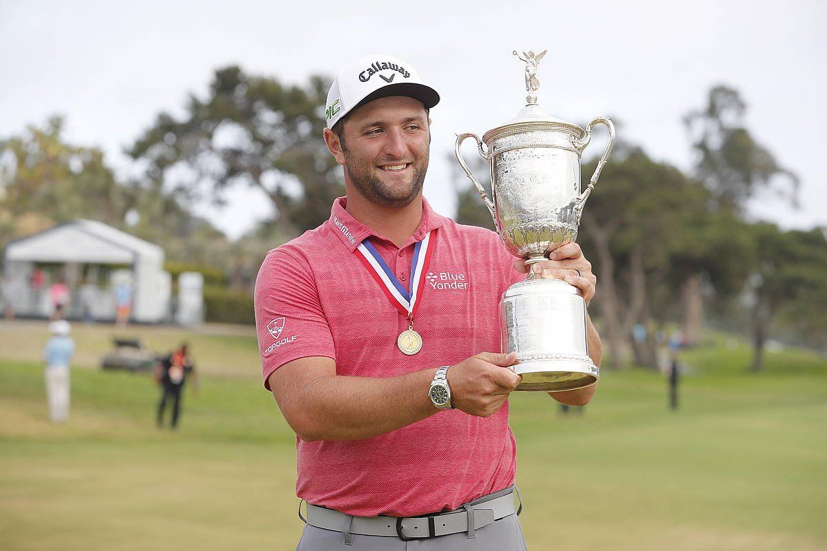 Jon Rahm, atzo, txapelketa irabazi ostean. EFE