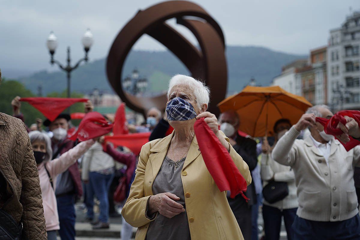 Emakume bat pentsiodunen azken manifestazio handian, maiatzaren amaieran, Bilbon. ARITZ LOIOLA / FOKU