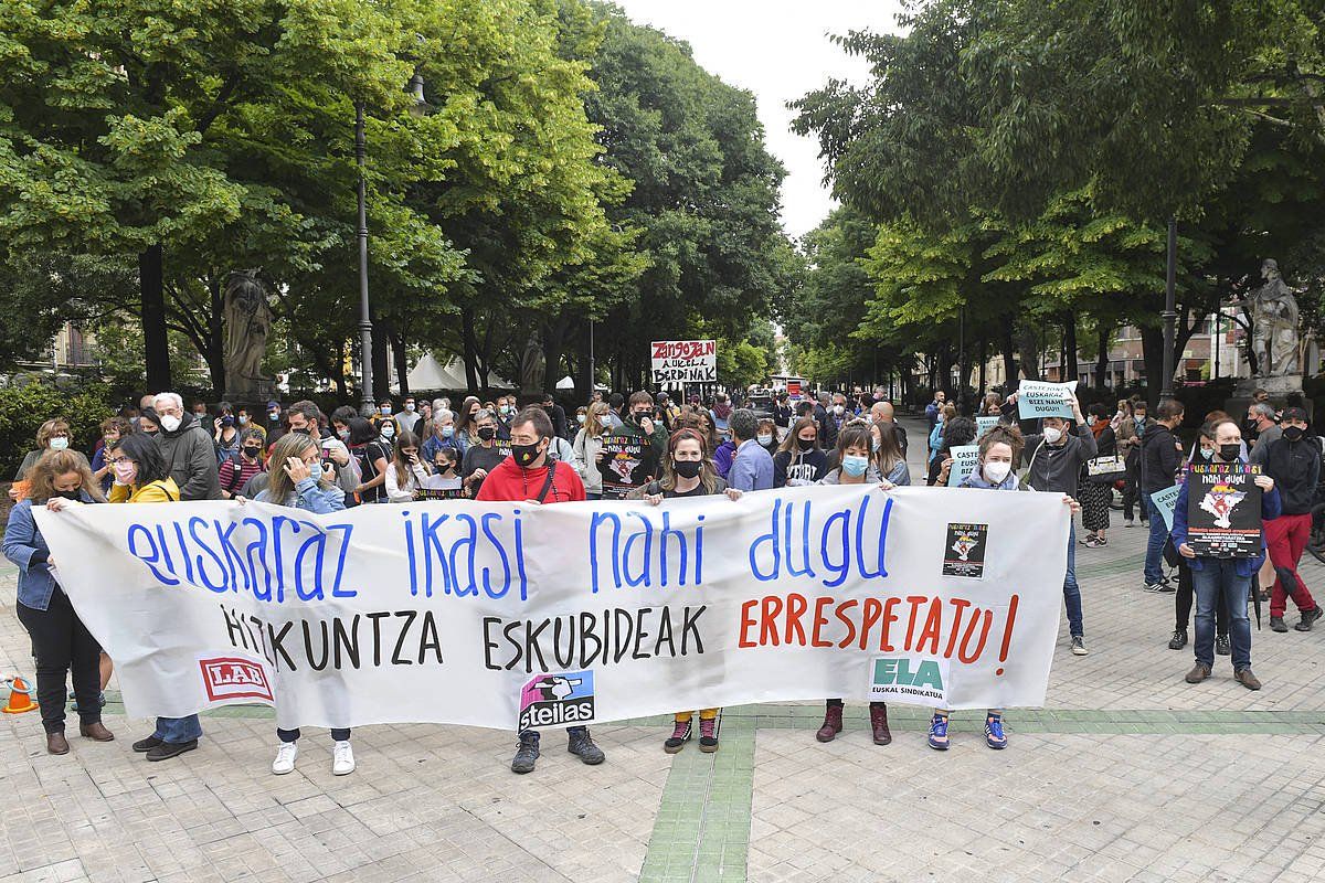 Euskarazko hezkuntzaren aldeko elkarretaratzea Nafarroako Parlamentuaren aurrean. IDOIA ZABALETA / FOKU