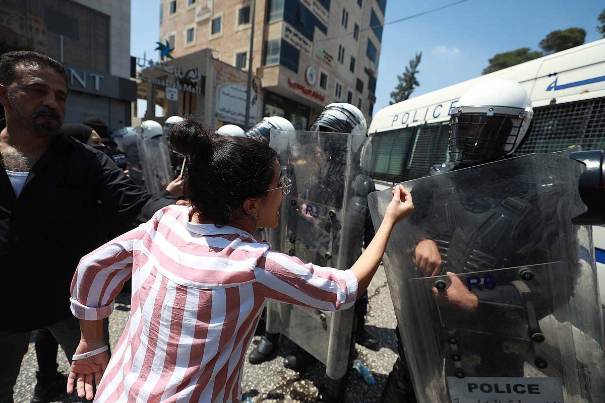 Manifestariak, atzo, Ramallahn, Banaten heriotza slatzeko protestetan. STR, EFE