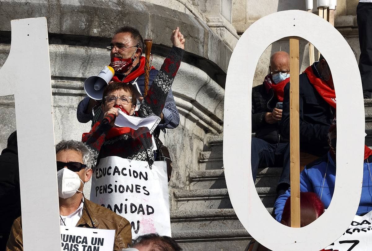 Pentsiodunen manifestazio bat, Bilboko udaletxean. LUIS TEJIDO / EFE