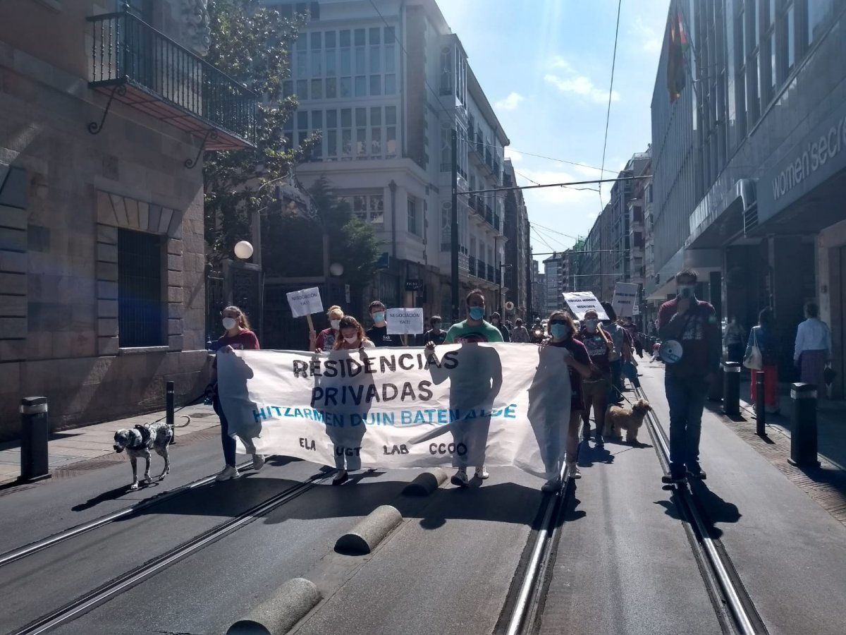 Manifestazioa egin dute Gasteizko karriketan. ELA SINDIKATUA