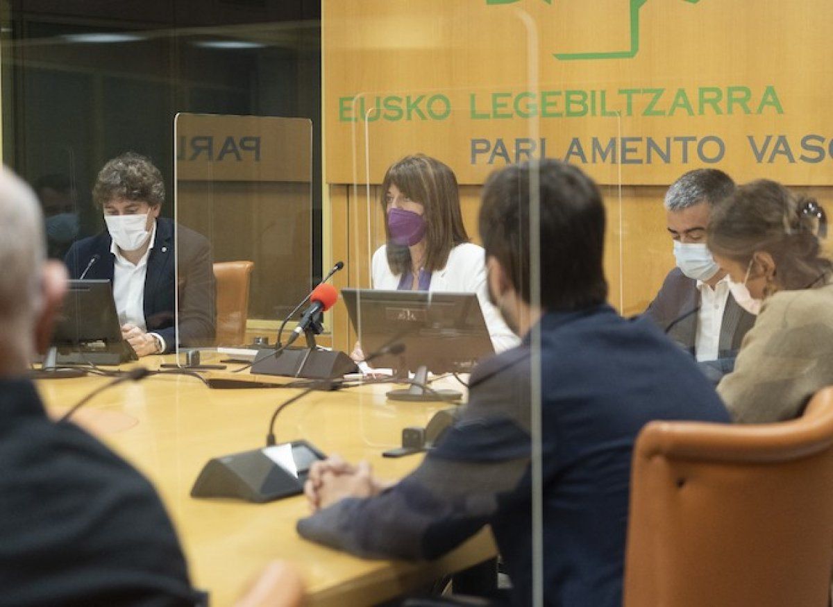 Idoia Mendia, legebiltzarrean, bere taldeko legebiltzarkideekin. PSE-EE