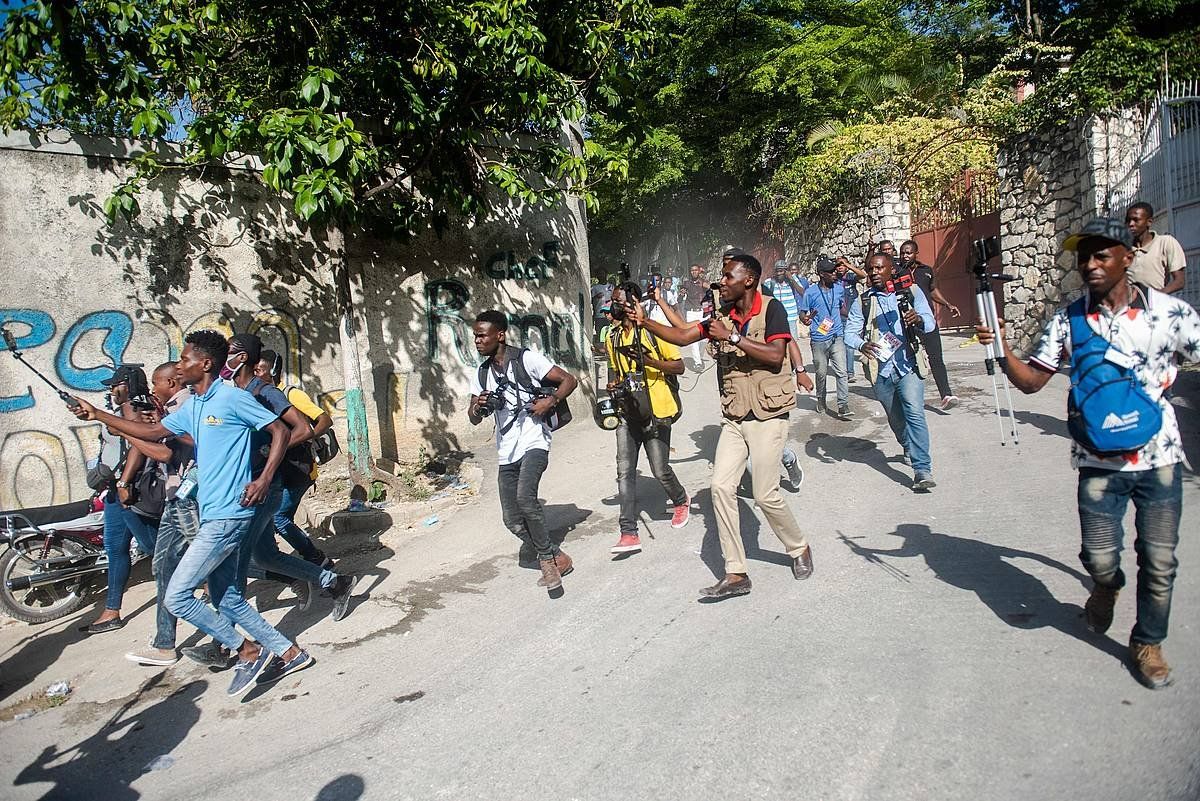 Kazetariak, presidentearen gorpua daraman anbulantziaren atzetik, atzo, Port au Princen. JEAN MARC HERVE ABELARD / EFE
