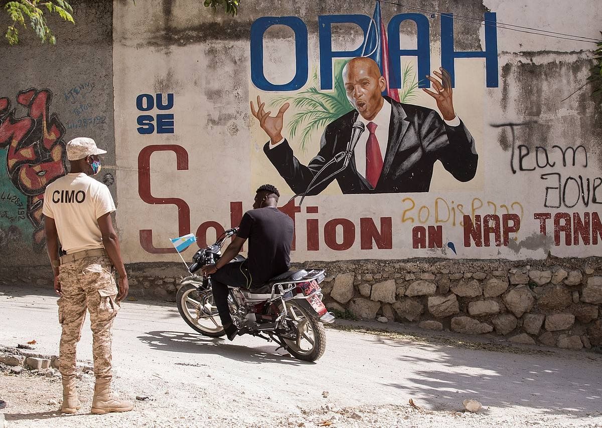 Polizia agente bat pasa den astean hil zuten Jovenel Moise presidentearen etxea zaintzen, atzo, Port-au-Princen. ORLANDO BARRIA / EFE