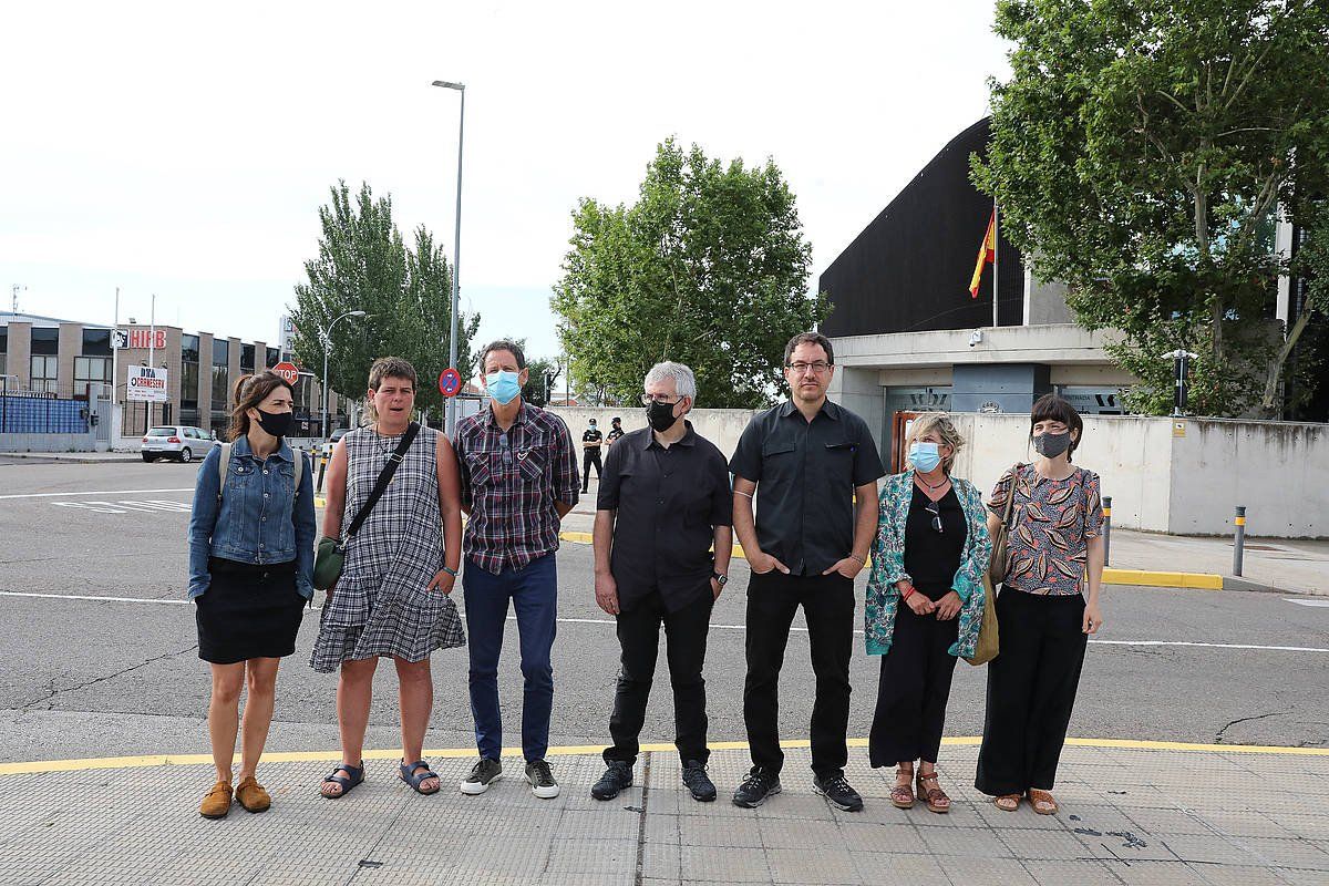 Zortzi auzipetuak, auzitegira sartu aurretik. BERRIA