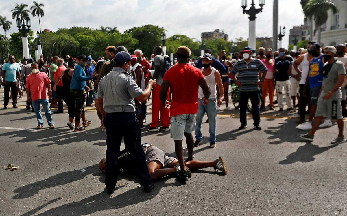 Kubako Polizia herrialdeko gobernuaren kontrako protesta batean, joan den igandean, Habanan, manifestari bat atxilotzen. ERNESTO MASTRASCUSA, EFE